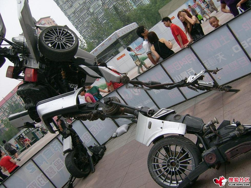 Illustration for article titled VW Passat-a-Bot Transformer Attacks Beijing Mall